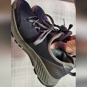 Woen's Black and Gray Athletic Lace-Up Shoes Bare Traps Sz 7